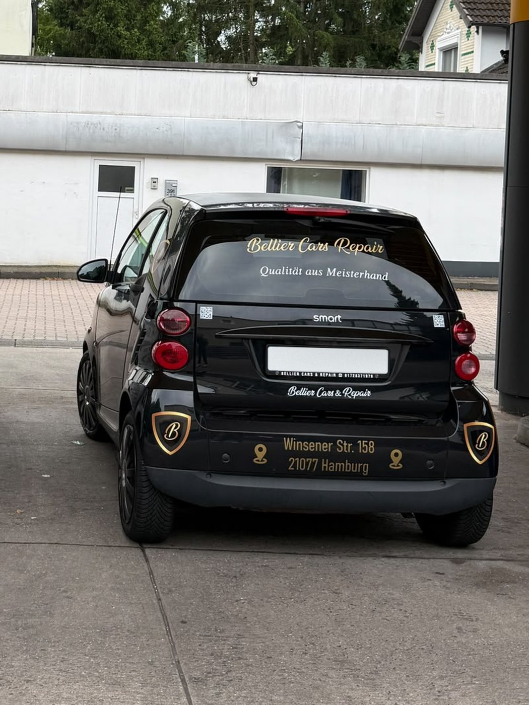 Heckansicht des schwarzen Firmenwagens von Bellier Cars & Repair